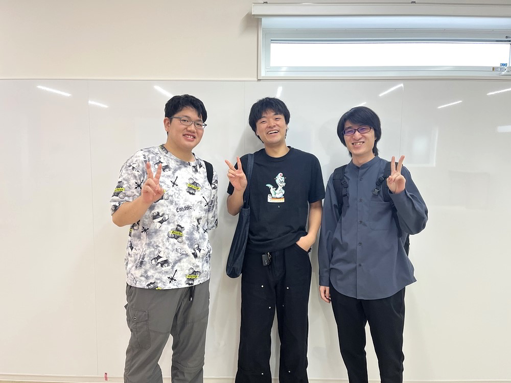 3人でのピースしている様子