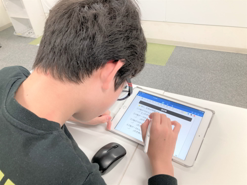 勉強している子ども