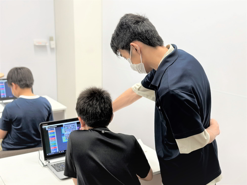 虫眼鏡を持った子ども