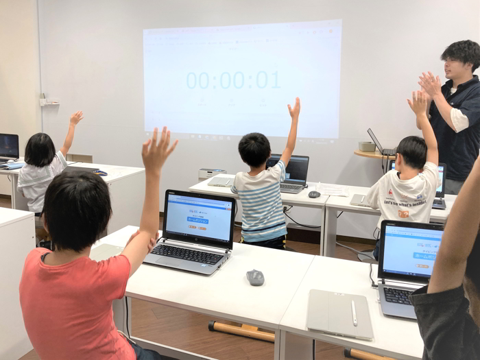 パソコンをしている子供